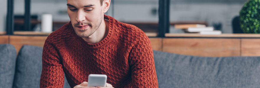 homme regarde son smartphone