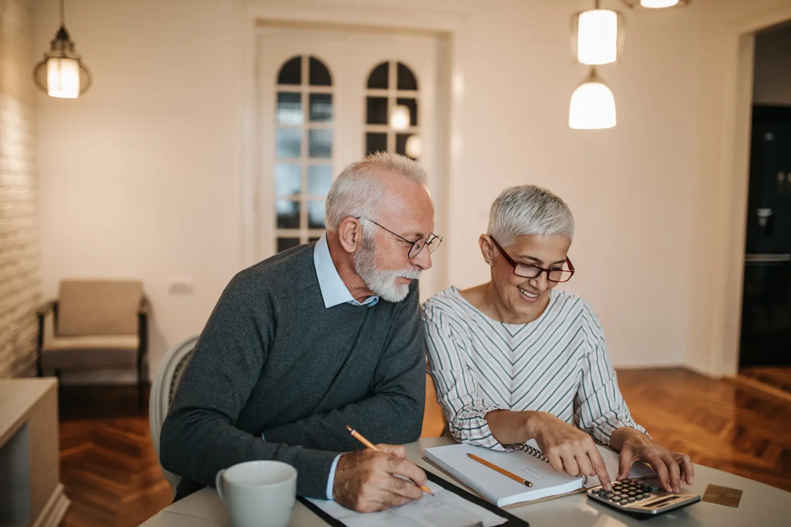 Un couple âgé examine ensemble un relevé de plan épargne retraite